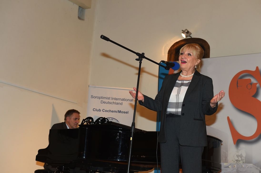 Margit Sponheimer nahm das Publikum mit auf eine musikalisch-literarische Reise.