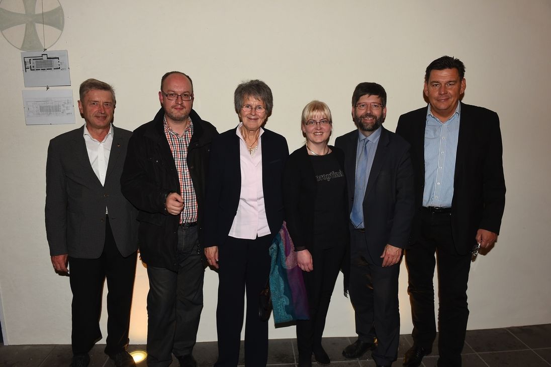 Unterstützer und Initiatoren (von links): Hans-Peter Röhrig ("röhrig"-Kulturforum), Mario Zender (WochenSpiegel), Dr. Lea Ackermann, Petra Lambertz (Soroptimist International Club Cochem), Wolfgang Lambertz (Stadtbürgermeister Cochem) und Burkhard Hau (WochenSpiegel).