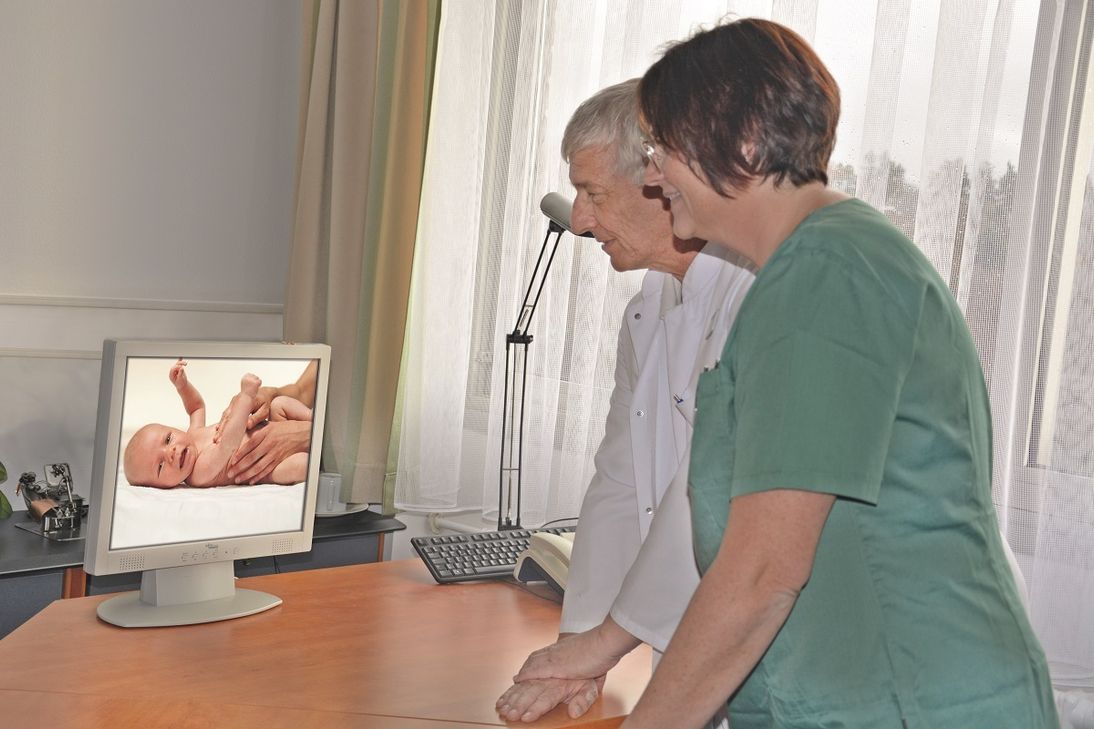 Die Hunsrück Klinik in Simmern startet die virtuelle Hebammensprechstunde, sehr zur Freude von Dr. Kay Goerke und Heidi Märker, Stillberaterin. (Foto: Kreuznacher Diakonie)