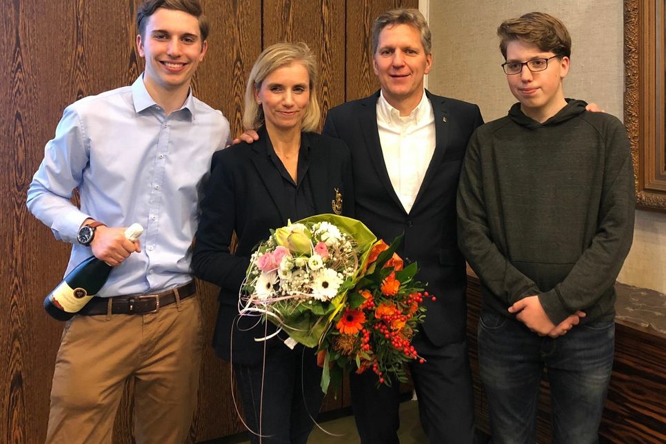 Hans Peter Böffgen (2.v.r.) feierte den Wahlsieg am Sonntag mit seiner Frau Ariane (2.v.l.) und zwei seiner sechs Kinder. Foto: privat