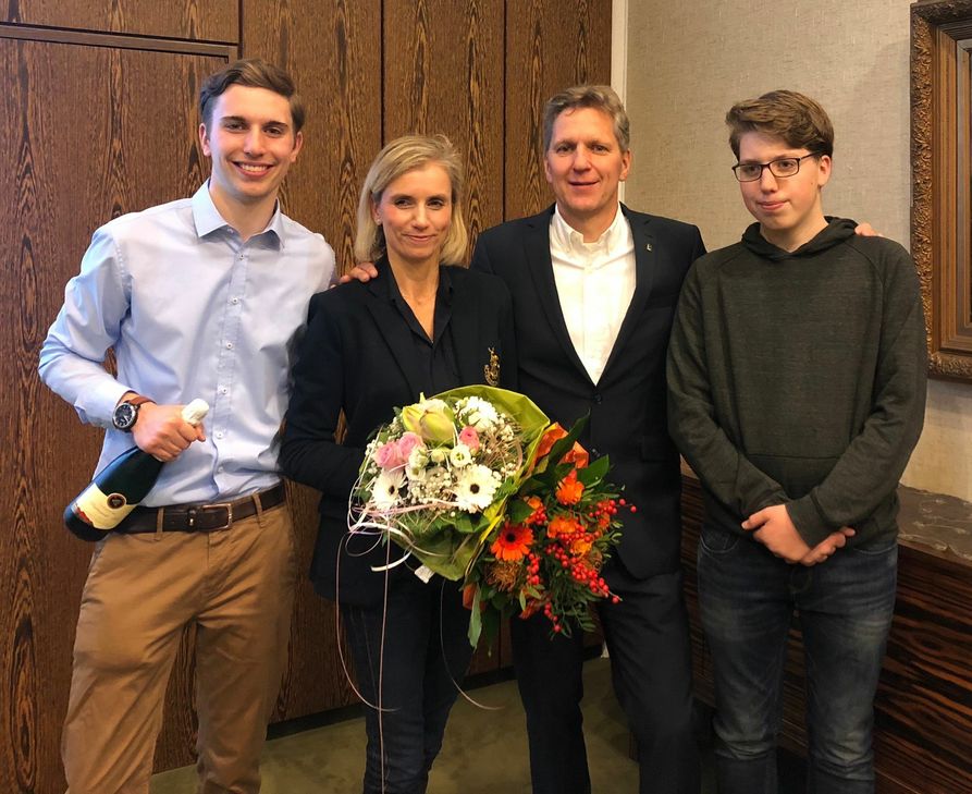 Hans Peter Böffgen (2.v.r.) feierte den Wahlsieg am Sonntag mit seiner Frau Ariane (2.v.l.) und zwei seiner sechs Kinder. Foto: privat
