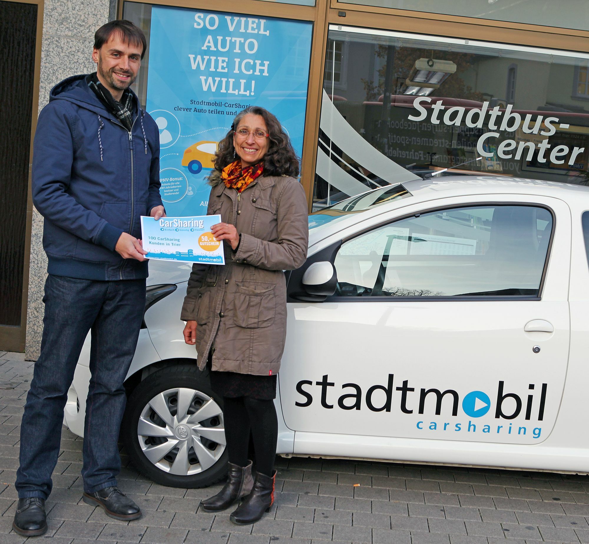 Cynthia Nay ist die 100. Kundin bei Stadtmobil Carsharing in Trier. Foto: SWT