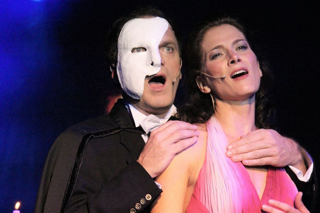 Als Phantom macht Thinnes eine gute Figur. Der Sänger spielt bevorzugt Charakterrollen wie beispielsweise auch Krolock oder Falco. Fotos: Musical Magics