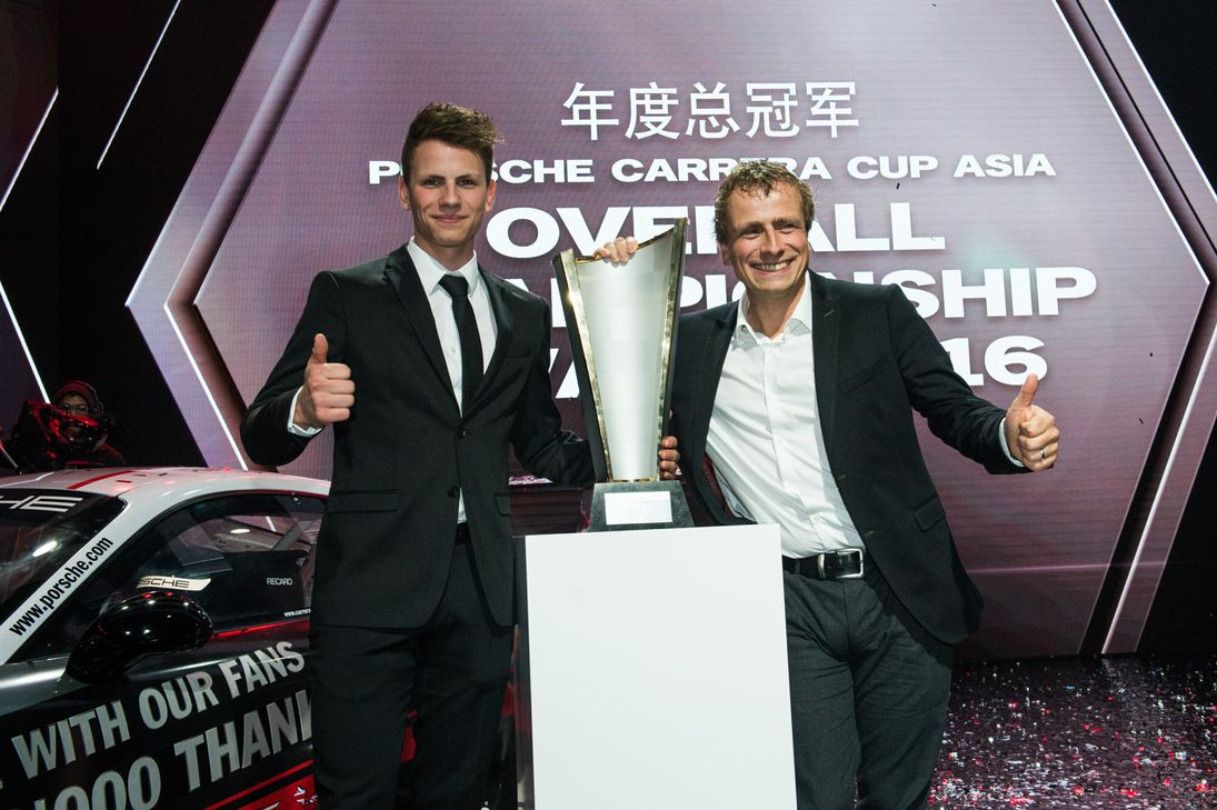 Der junge Rennfahrer feierte den Sieg mit seinem Vater Christian Menzel.