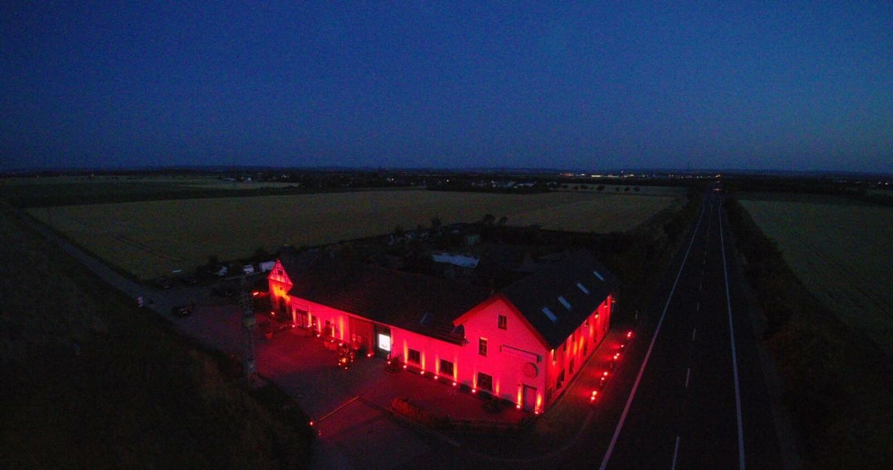 Das Zülpicher Sichhaus erstrahlte in rot. Foto: Foto: PA+Veranstaltungstechnik