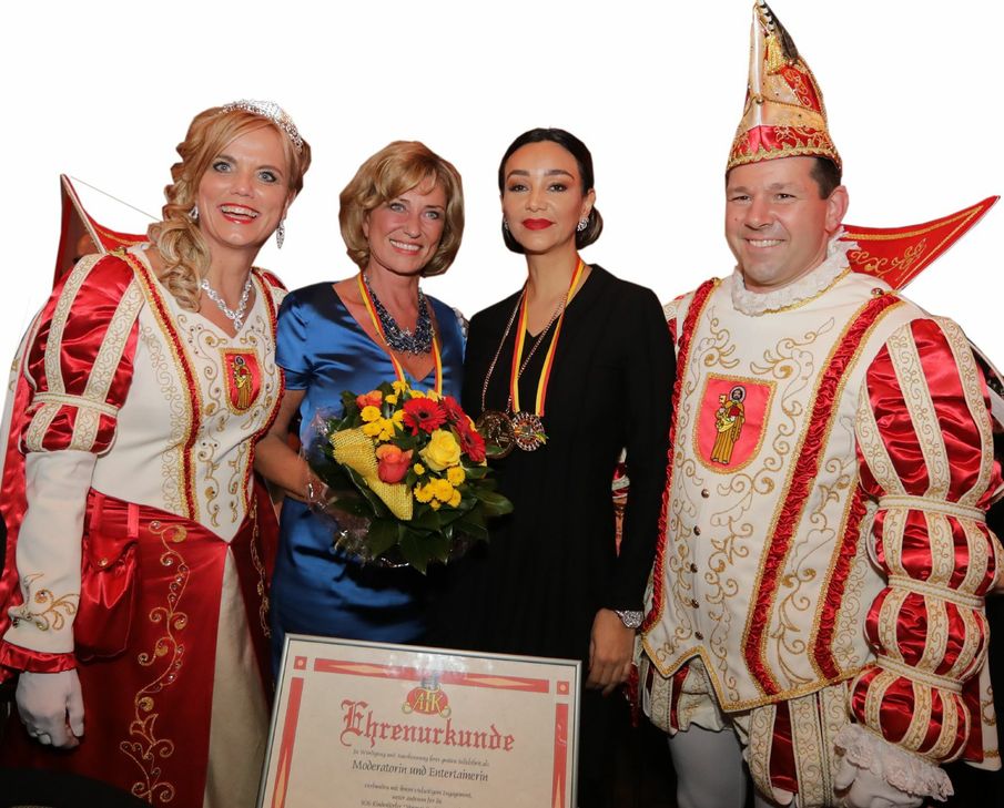 Januar: Moderatorin Verona Pooth (2.v.r.) erhält für ihr soziales Engagement den mit 5.555,55 Euro dotierten Kaiser-Augustus-Orden der Arbeitsgemeinschaft Trierer Karneval (ATK). Die Laudatio hält Dagmar Wörl (2.v.l.). Bei der ATK-Gala tritt außerdem das Prinzenpaar Peter I. und Anja I. sein Amt an.