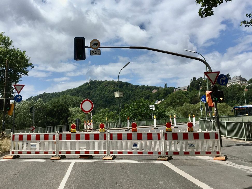 Trotz grüner Ampel rollt hier jetzt erst mal nichts mehr: die Kaiser-Wilhelm-Brücke ist wegen Instandsetzungsarbeiten bis 18. Juli stadtauswärts gesperrt. Für die zweite Bauphase bis 20. Juli muss die Brücke dann in beide Richtungen voll gesperrt werden. Foto: Neumann