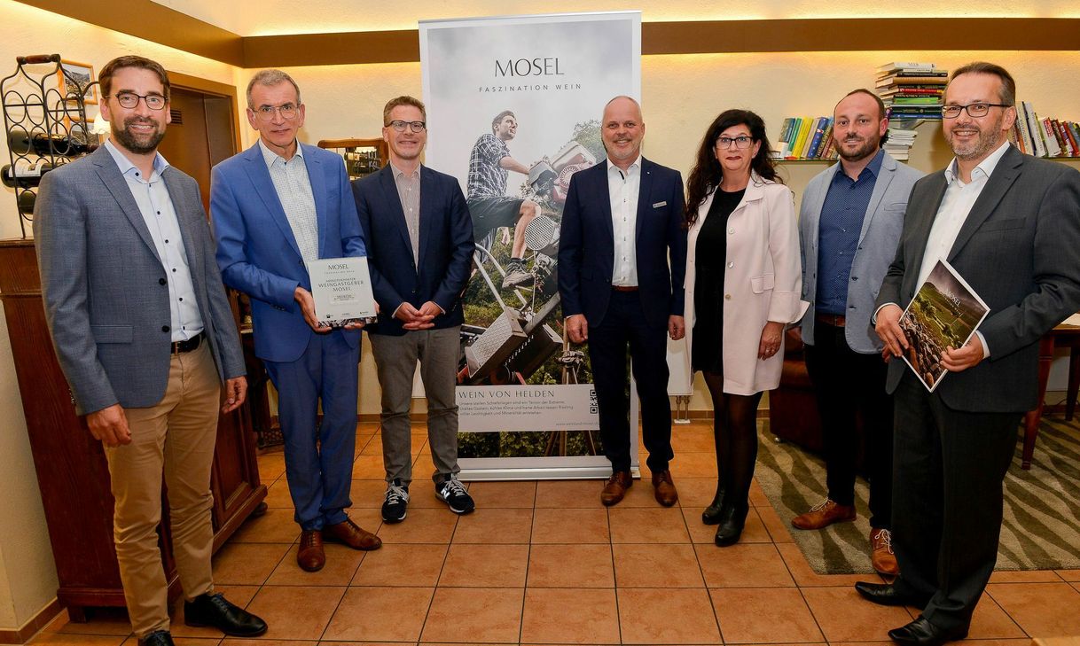 von links: Achim Rosch (DLR Mosel), Albrecht Ehses (IHK Trier), Gerald Niederberger (Riedel), Gerhard Knauf (Volksbanken Raiffeisenbanken der Region), Petra Treis (Gastronomisches Bildungszentrum Koblenz), Christoph Heinz (Gerolsteiner Brunnen) und Ansgar Schmitz (Moselwein e.V.). Foto: Moselwein e.V.
