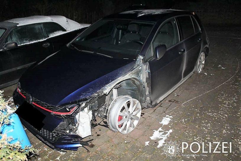 Auf zwei Felgen fuhr ein alkoholisierter Mann mit seinem Auto noch 40 Kilometer bis nach Hause. Foto: Polizei