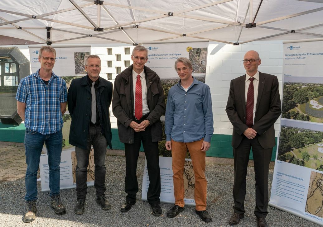 Die Vertreter von Stadt und Erftverband stellten interessierten Bürgern die Pläne zur Renaturierung der Erft vor. Foto: Wintgen