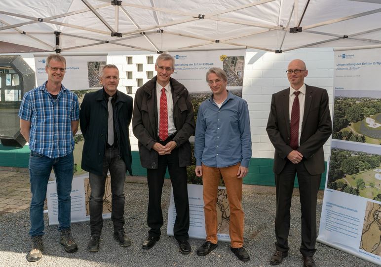 Die Organisatoren Günther Hündgen (v.li.), Fredi Zündorf und Peter Barth Junior haben viel Zeit und Herzblut in den Happy-Erftauen-Park gesteckt und freuen sich auch zukünftig auf viele Besucher. Foto: Scholl