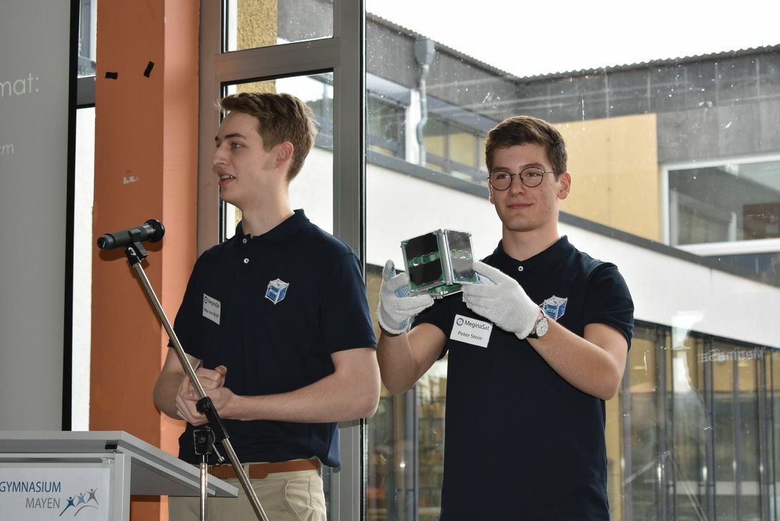 Projektteilnehmer Max von Wolff (l.) und Peter Stein mit dem "MeginaSat".