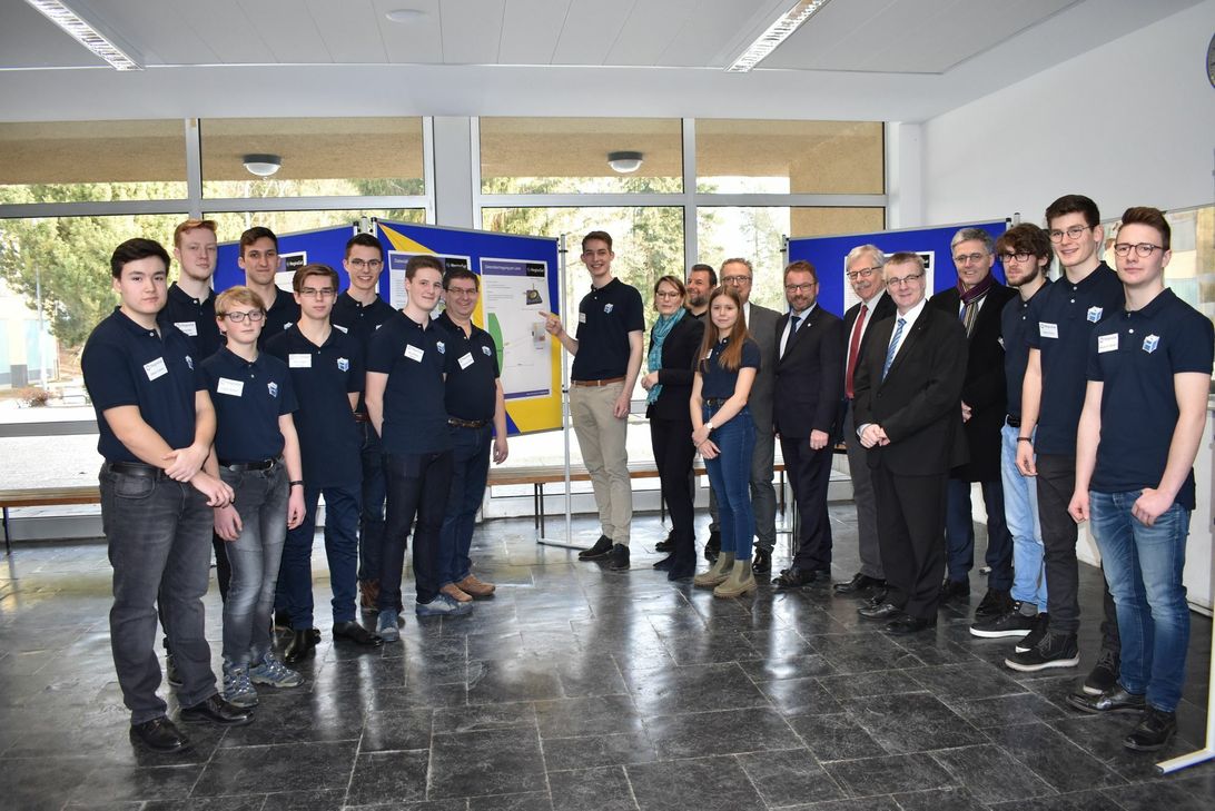 Wollen hoch hinaus: Die Schülerinnen und Schüler des Projekts "MeginaSat", Projektkoordinatoren Michael Sexauer (10. v. r.) und Thomas Leister (8. v. l.) zusammen mit Sponsoren, Unterstützern und der Schirmherrin des Projekts, Bildungsministerin Dr. Stefanie Hubig. Fotos: Wicher