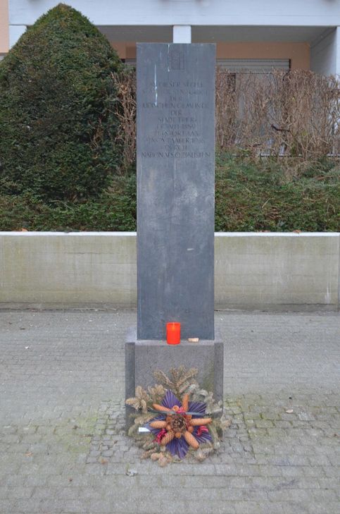 Gedenkstein An der alten Synagoge: Die Synagoge der jüdischen Gemeinde wurde am 9. November 1938 von den Nazis zerstört.