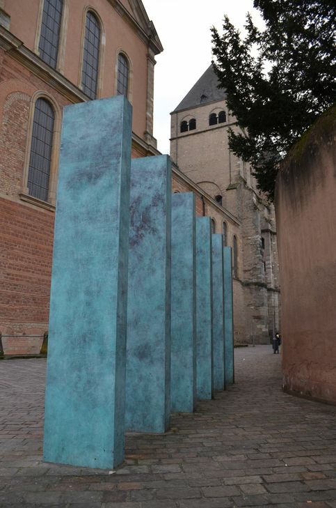 Denkmal am Dom: Bronze-Mahnmal für deportierte Sinti und Roma vom Künstler Clas Steinmann auf dem Bischof-Stein-Platz.