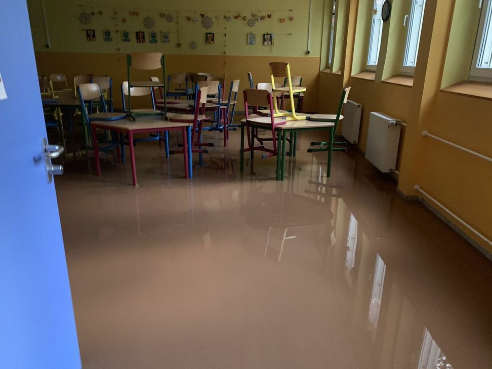 Zahlreiche Räumlichkeiten der Grundschule in Zell liefen durch einen Hangrutsch voller Wasser.  Jetzt mus ein Gutachter klären, wie die Schäden saniert werden können. Fotos: VG Zell