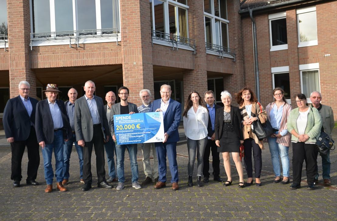 Bürgermeister Stephan Cranen nahm den sybolischen Scheck für die zwölf Spendenempfänger der 20000 Euro von der REA GmbH entgegen.