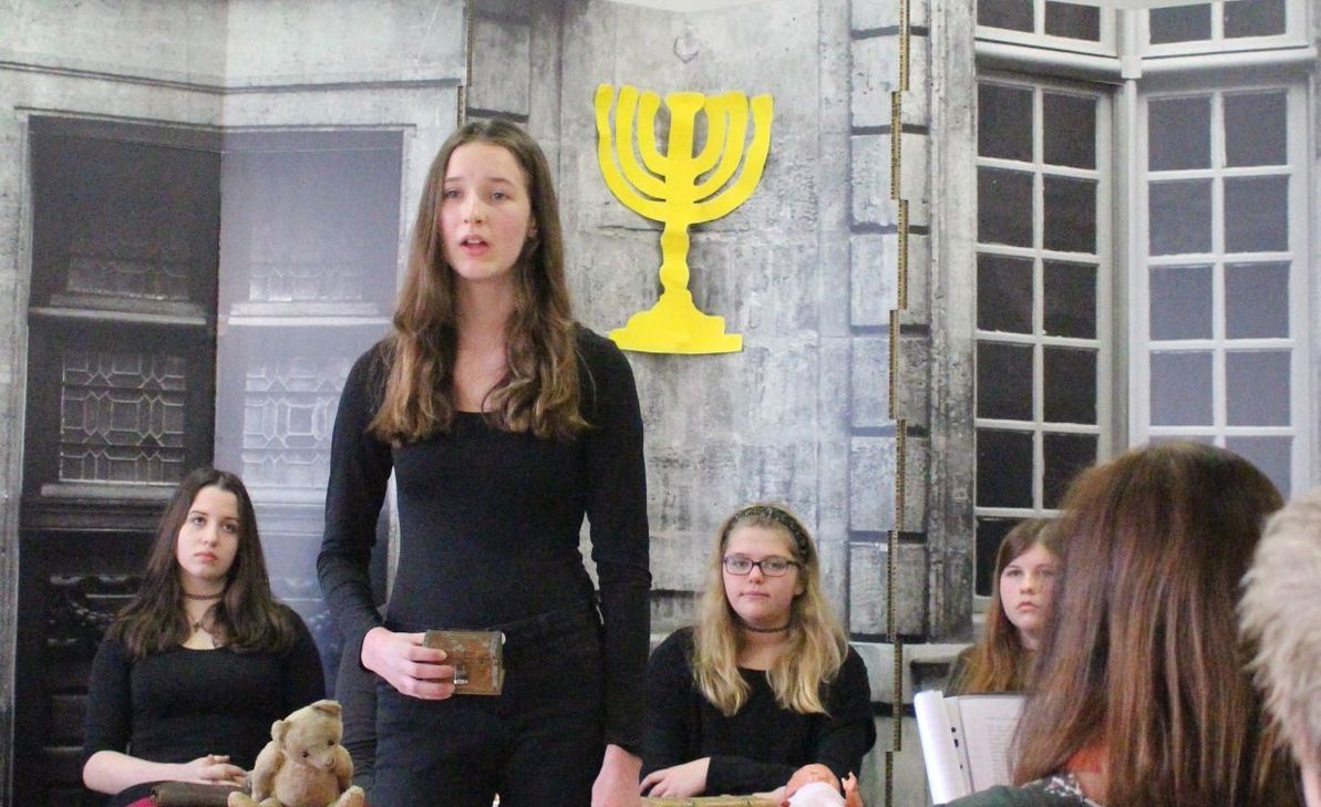 Schülerinnen und Schüler der Realschule plus Untermosel stellten szenisch die Erfahrungen betroffener Kinder während des Holocaust nach.