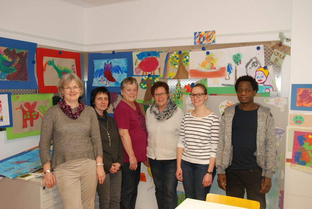 Die ehrenamtlichen Mitarbeiter mit Projektleiterin und Psychologin Franziska Kählke (2. v. r.) im Malraum Foto: Schieke