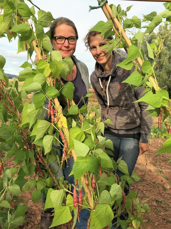 Annette Fehrholz (li.) und Hannah auf‘m Kampe (habe den Sortengarten initiiert. Neben der Information zu den traditionellen Landsorten im Nutzgarten soll er vor allem dem Erhalt und der Vermehrung besonderer Gemüsesorten dienen. Foto: Archiv Info