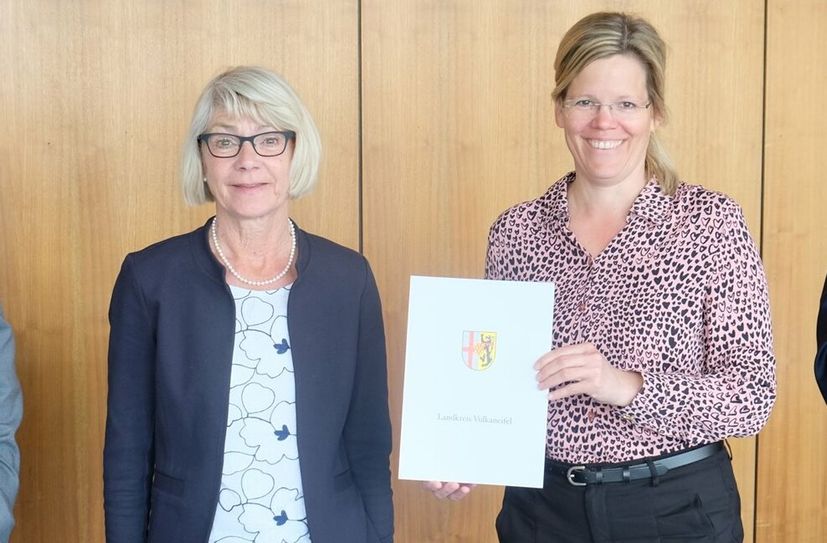 Mit der Urkunde des Kreises entließ Landrätin Julia Gieseking (r.) ihre »Büronachbarin« Ursula Neukirch in den Ruhestand.