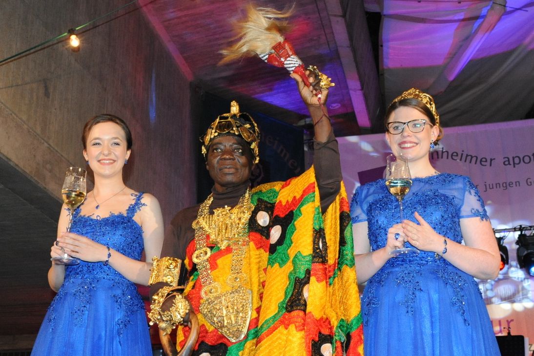 Céphas Bansah, König von Hohoe in Ghana, Afrika, und vor 20 Jahren Weinkönig von Trittenheim, zwischen seiner am Pfingst-Wochenende gekrönten aktuellen Nachfolgerin, Weinkönigin Janina I. (r.), und deren Weinprinzessin Anna. Foto: Schmieder