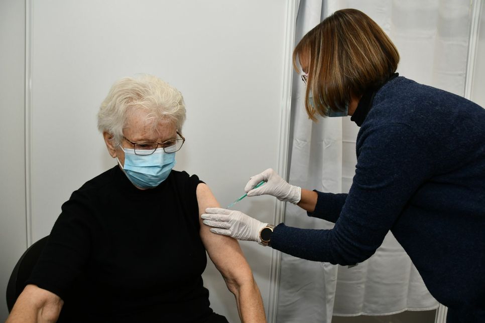 Zu den ersten Impflingen gehörten eine 84 Jahre alte Frau aus Mayen.
