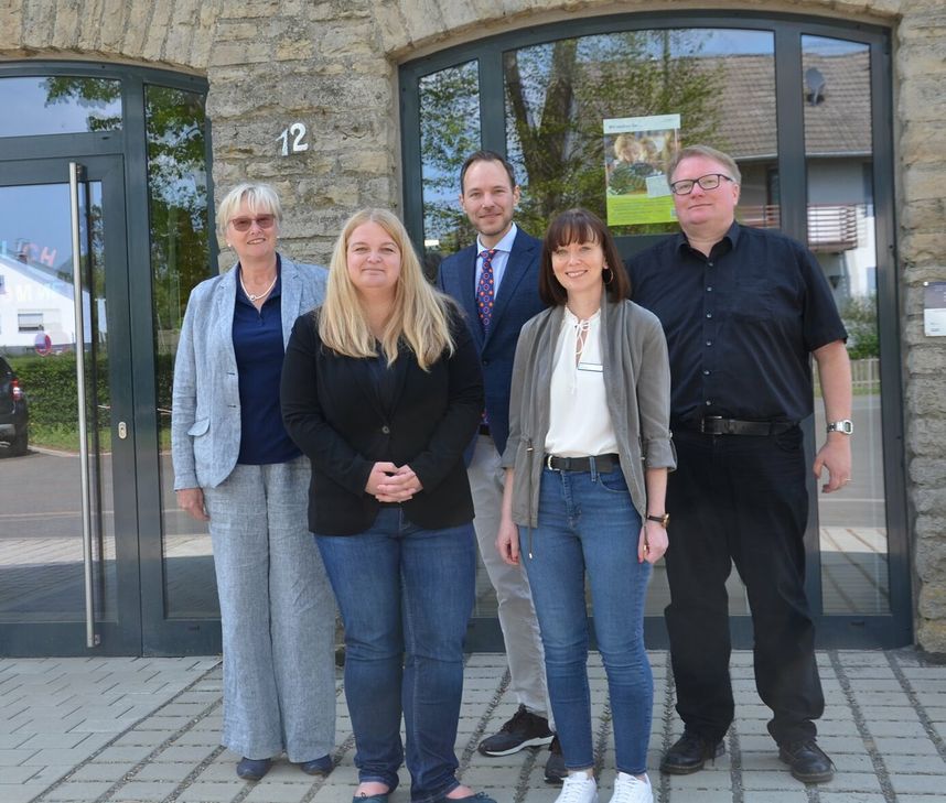 Dorothee Beckmann (stv. Amtsleitung), Angela Keuchen (pädagogische Leitung Kitas), Sebastian Heyn (Jugendamtsleitung), Zita Conrad (Fachreferentin für Personalentwicklung) und Alexander Franzen (Leiter Kindertagesbetreuung) informierten am Tag der Kinderbetreuung über die Probleme in den Kitas. Foto: Fö
