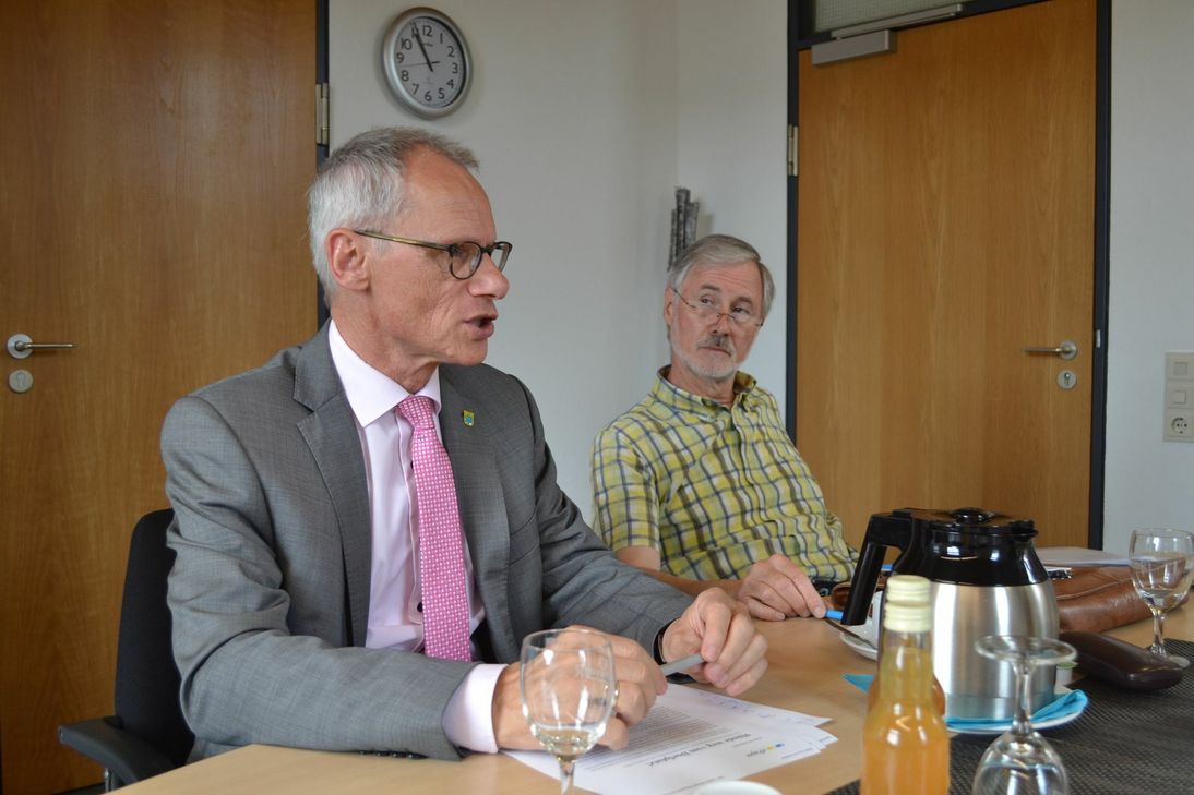 Karl-Heinz Hermanns (l.) und Franz-Josef Hammelstein wehren sich gegen die Kritik, die ihnen aus Lammersdorf entgegenschlägt. Foto: Nolden
