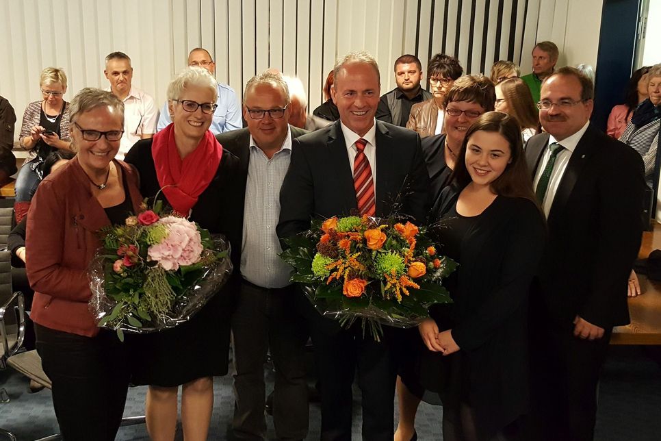 Kurz vor 21 Uhr konnten am Sonntagabend die Blumensträuße überreicht werden. Hermann-Josef Esser ist neuer Kaller Bürgermeister.