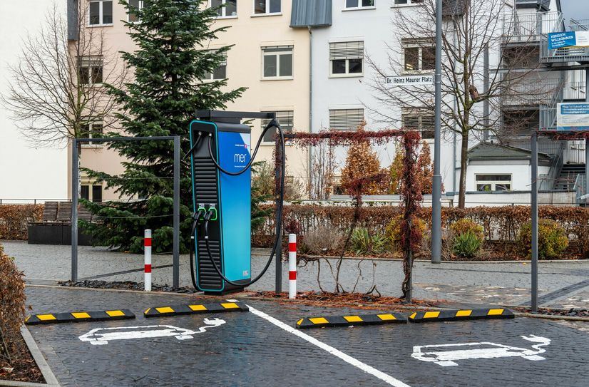 In der Heerstraße hat das Unternehmen "mer Germany" mit städtischer Unterstützung inzwischen eine Schnellladestation mit zwei Ladepunkten mit jeweils bis zu 150 Kilowatt Ladeleistung errichtet.