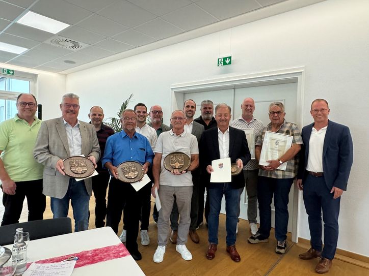 Ehre, wem Ehre gebührt (von links): Ralf Kraut, Beigeordneter VG Mendig, Hans Peter Ammel, Stefan Zepp, Ortsbürgermeister Bell, Bernd Merkler, Lukas Ellerich, Ortsbürgermeister Thür, Andreas Doll, Ortsbürgermeister Rieden, Ernst Einig, Staatsminister Clemens Hoch, Achim Grün, Stadtbürgermeister Mendig, Gerhard Bermel, Frank Post, Friedel Arnd und Jörg Lempertz, Bürgermeister VG Mendig.