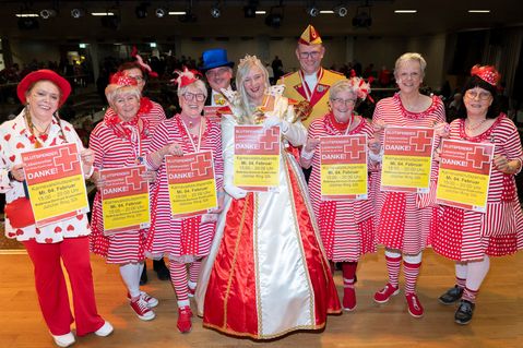 Diese strahlende Truppe um Prinzessin Colette I. und die DRK-Blutspendebeauftragte Edeltraud Engelen (l.) wirbt für die Karnevalsblutspende  im Euskirchener Rotkreuz-Zentrum.