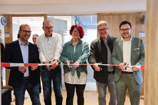 Das symbolische Band durchschnitten Bürgermeister Emmanuel Kunz, Manfred Poth, Jessica Stermoljan, Lothar Schatten sowie Markus Auel.