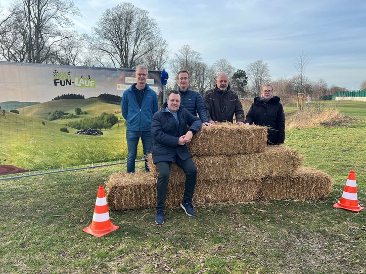 Die Organisatoren Olaf Spekkers (li.), Simon Gammersbach (3.v.li. Sachbereichsleiter), Guido Rütt (2.v.re.) und Verena Kohnen (re.) vom Grünflächenamt der Kreisstadt Euskirchen freuen sich gemeinsam mit Bürgermeister Sacha Reichelt auf die sechste Auflage des »Max Buddels Fun-Laufs« in den Erftauen.