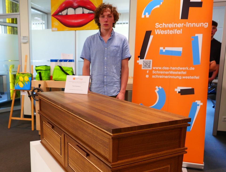 Solide, funktional und besonders in der Materialauswahl und Verarbeitung: Die Truhe in Räuchereiche / Esche von Paul Kammers.