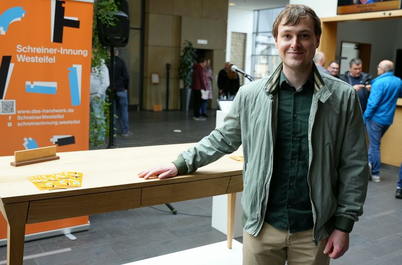 Simon Thines mit seinem „Ächen Schreifdësch“ hatte schon beim Innungswettbewerb Form 25 begeistert. Nun wird sich sein Schreibtisch in Eiche auf Landesebene messen