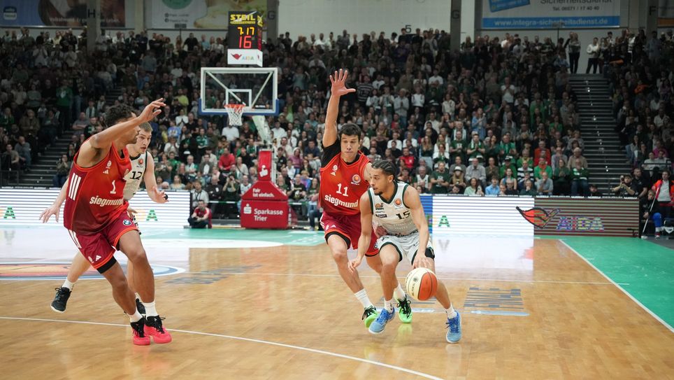 Jordan Roland mit der Nummer 15 bei den Moselstädtern im Dribbling