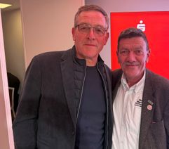 Erfolgstrainer Alfred Gíslason (links) Bund Wilfried Kootz (WochenSpiegel) in Bitburg.