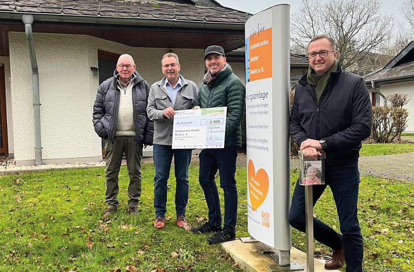 V.l.: Harry Fitzner (Raiffeisen Hunsrück), Peter Assmann (Geschäftsführer Raiffeisen Hunsrück), Kai Leimig (Krebskranke Kinder Mainz e.V.) und Philipp Tilemann (Geschäftsführer Raiffeisen Hunsrück).