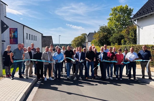 Mit dem obligatorischen »Scherenschnitt« wurde die neue Straße in Schleiden-Scheuren jetzt offiziell für den Verkehr freigegeben.
