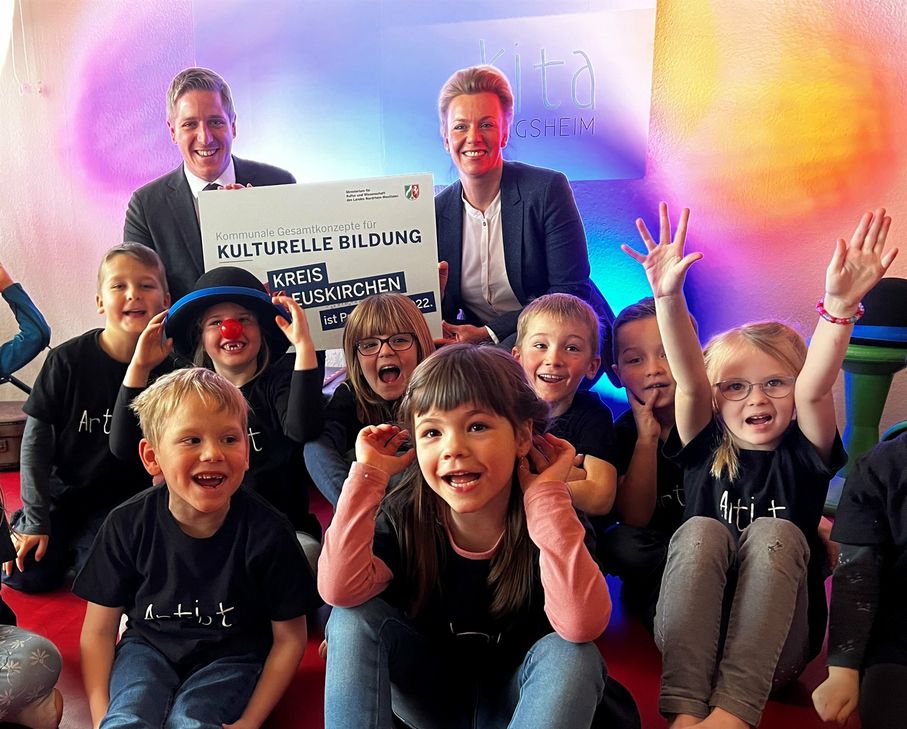 Da war so richtig Stimmung in der Bude. Die Ministerin Ina Brandes und Landrat Markus Ramers hatte richtig Freude an dem Zirkus, den die Kinder der Kita Zingsheim machten.