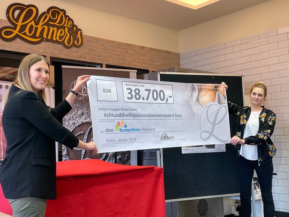 Christina Daub und Nina Lahn mit dem symbolischen Scheck.