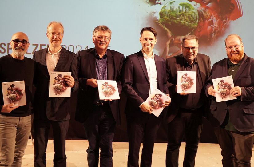 Einmal mehr stellten die Intendanten Manfred Langner und Lajos Wenzel mit Generalmusikdirektor Jochem Hochstenbach und Ballettdirektor Roberto Scafati unter Beisein von Kulturdezernent der Stadt Trier, Markus Nöhl, einen vielseitigen und spannenden Spielplan vor, der ebenso gesellschaftskritisch wie unterhaltsam ist.