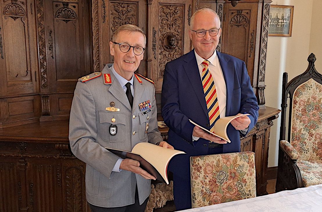 Im historischen Raum Nr 7: Der Kommandant des »Zentrums Innere Führung« der Bundeswehr, Ansgar Meyer (li.) und Eberhard Zorn, Ex-Generalinspekteur.