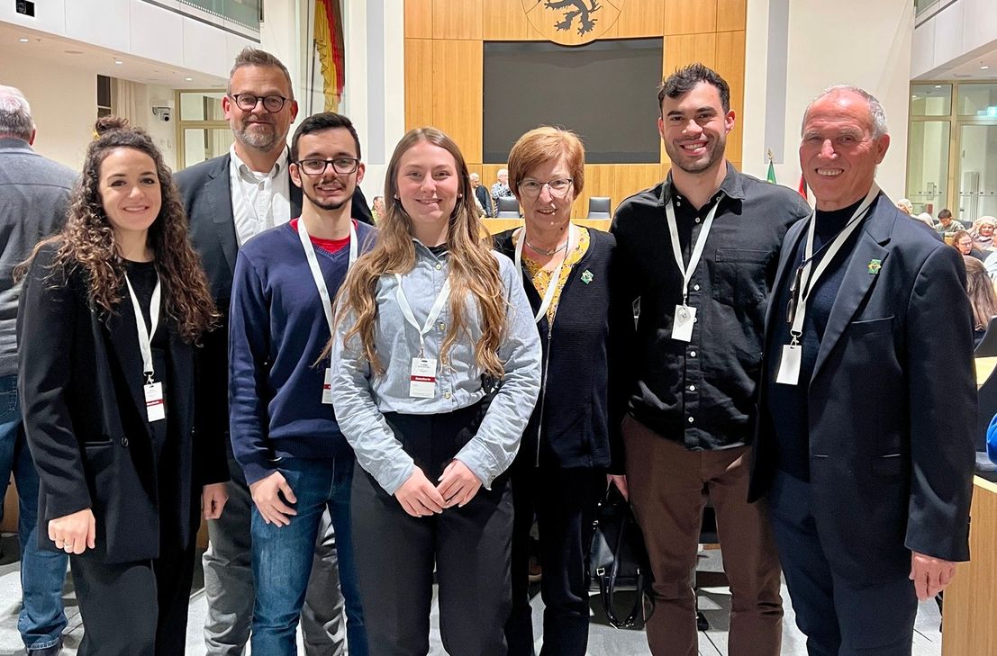 V.l.: Hannah Wagner und Achim Kistner, Vinícius Gabriel dos Santos, Malu Neufeldt, Doris Wittig, Rafael Lange Rabelo und Otto Mayer bei der Jubiläumsfeier im Landtag.