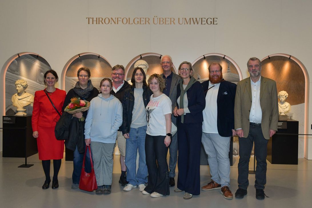 Staatssekretärin Simone Schneider und Oberbürgermeister Wolfram Leibe begrüßen zusammen mit Dr. Marcus Reuter, Direktor des Rheinischen Landesmuseums Trier, und Dr. Viola Skiba, Direktorin des Stadtmuseums Simeonstift Trier Familie Baldauf in der Landesausstellung.