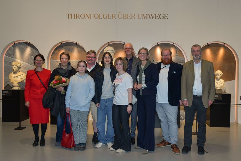 Staatssekretärin Simone Schneider und Oberbürgermeister Wolfram Leibe begrüßen zusammen mit Dr. Marcus Reuter, Direktor des Rheinischen Landesmuseums Trier, und Dr. Viola Skiba, Direktorin des Stadtmuseums Simeonstift Trier Familie Baldauf in der Landesausstellung.