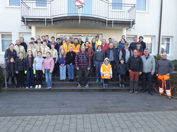 Mehr als 50 Helfer/innen kamen in Ulmen zusammen, um einfach weggeworfenen Müll zu sammeln. Auf dem Bild fehlen die freiwilligen Helfer/innen aus Meiserich, die sich dort zu dieser Aktion trafen.