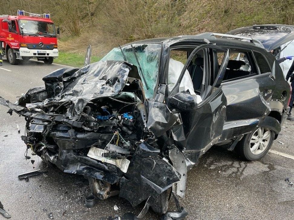 Der 70-jähriger Unfallverursacher war aus bislang unbekannter Ursache auf die Gegenfahrbahn geraten.